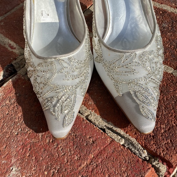 Karen Scott used formal shoes. 👠 - Picture 4 of 12